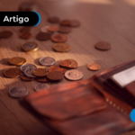 Carteira com varias moedas.