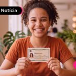 Adolescente segurando título de eleitor.