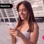 Mulher olhando para celular.
