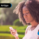 Mulher mexendo no celular.