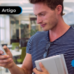 Jovem usando celular para ler artigo que explica se é possível unificar empréstimo consignado CLT.