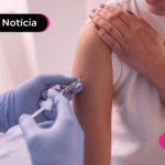 Pessoa em hospital tomando vacina.