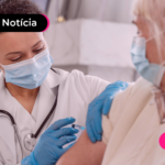 Médica aplicando vacina em pessoa idosa.