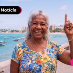 Mulher idosa em Alagoas com dedo indicador para cima.