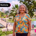 Aposentada de Roraima sorrindo enquanto lê notícia sobre antecipação do décimo terceiro.
