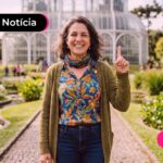 Mulher idosa em Curitiba apontando indicador para cima,