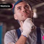 Homem com mão no queixo e expressão de dúvida.