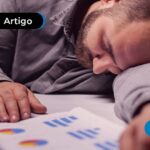 Homem entregando baixa performance no trabalho.