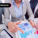 Pessoas avaliando a inflação alta e reduzindo a taxa de juros.