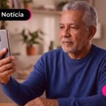 Aposentado usando celular para fazer biometria fácil do Meu INSS.