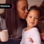 Mulher abraçando bebê.