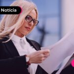 Mulher de terno analisando documentos.