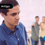 Pessoa lidando com pessoas difíceis no ambiente de trabalho.