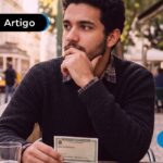 Pessoa em dúvida de como regularizar título de eleitor cancelado morando no exterior.
