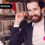 Homem de terno estudando em biblioteca.
