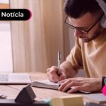 Homem estudando em casa.