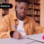 Homem estudando em biblioteca.
