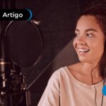 Mulher cantando em curso gratuito.