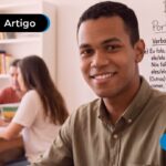 Homem em curso de português gratuito.