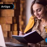 Mulher em curso de RH gratuito.
