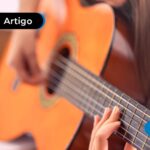 Pessoa aprendendo a tocar violão.