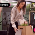 Mulher colocando coisas na caixa pós pedido de demissão.