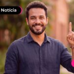 Homem apontando indicador para cima.