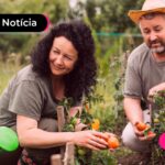 Pessoas plantando no campo.