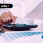 Pessoa fazendo contas de despesas de uma empresa.