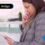 Trabalhadora usando celular para ler artigo sobre devolução recebida do Crédito do Trabalhador;