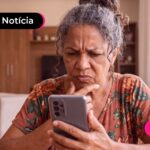 Idosa olhando falta de anuência digital.