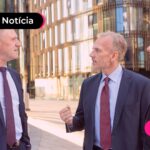 Pessoas de terno conversando.