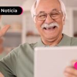 Homem idoso olhando para tablet feliz.