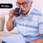 Idoso lendo sobre como vai ficar a maciça do INSS.