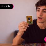 Jovem com álbum da copa do mundo 2026.
