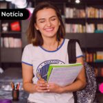 Jovem feliz que mec liberou chamada de vagas remanescentes do FIES.