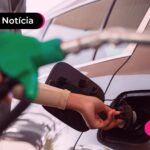 Pessoa colocando gasolina em carro.