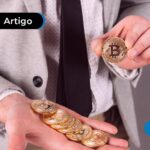 Homem segurando moedas de bitcon.