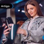 Pessoa escolhendo celular pelo custo benefício,