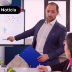 Pessoa apresentando gráfico em sala de escritório.