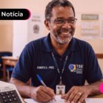 Homem sendo mesário em eleições.