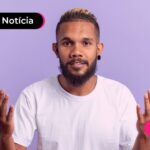Pessoa com expressão pensativa enquanto lê notícia sobre desemprego entre negros.