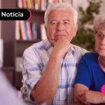 Idosos tirando duvidas sobre consignado.