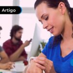 Moça fazendo faculdade em período integral.