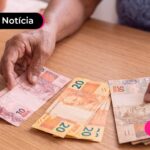 Pessoa idosa mexendo em dinheiro.