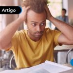 Pessoa com expressão preocupada por estar com o nome sujo.
