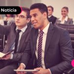 Homens de terno em câmara.