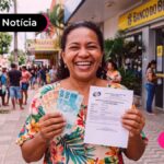 Mulher feliz com a segunda parcela do decimo terceiro do INSS adiantado no Amapá.