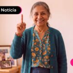 Idosa feliz com dedo pra cima por causa do segundo lote da restituição do IR.