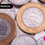 Moedas de 1 real em mesa.